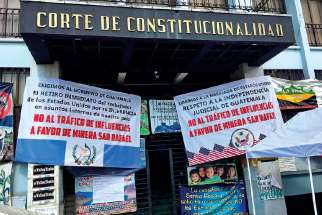 In addition to their vigil outside the gates of Canadian-owned Escobal Mine, Xinka protesters maintained a presence outside Guatemala’s Supreme court in advance of the court’s September decision to confirm suspension of the mine’s licence. The signs read, “No to influence trading on behalf of San Rafael Mining.” 
