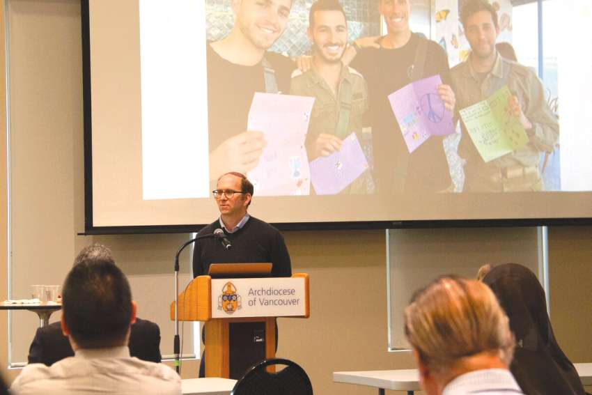 Rabbi Jonathon Infeld describes how he brought hearts and cards made by local Jewish elementary students as gifts for Israeli soldiers.