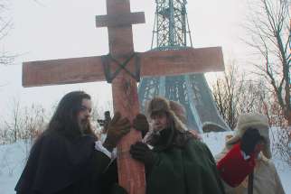 Actors portraying Montreal co-founders Paul de Chomedey, Sieur de Maisonneuve, and Jeanne Mance were among the brave souls that braved frigid weather on Jan. 6 to commemorate the erecting of a cross 375 years ago on Mount Royal in thanksgiving for saving Ville Marie from flooding.