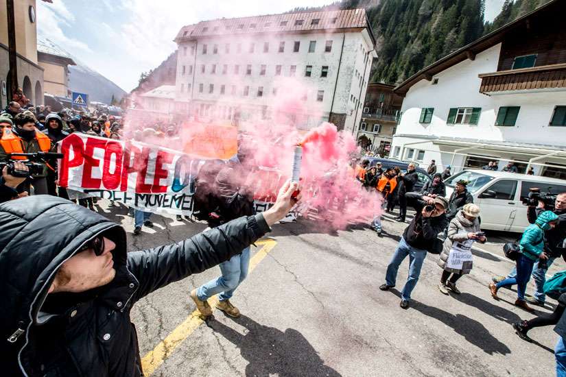 PHOTO: People demonstrate against the Austrian government&#039;s planned re-introduction of border controls at the Brenner Pass April 24. Bishop Agidius Zsfikovics of Eisenstadt has refused to allow an anti-refugee border fence across land belonging to his diocese, saying the government-backed move violates Christian values.