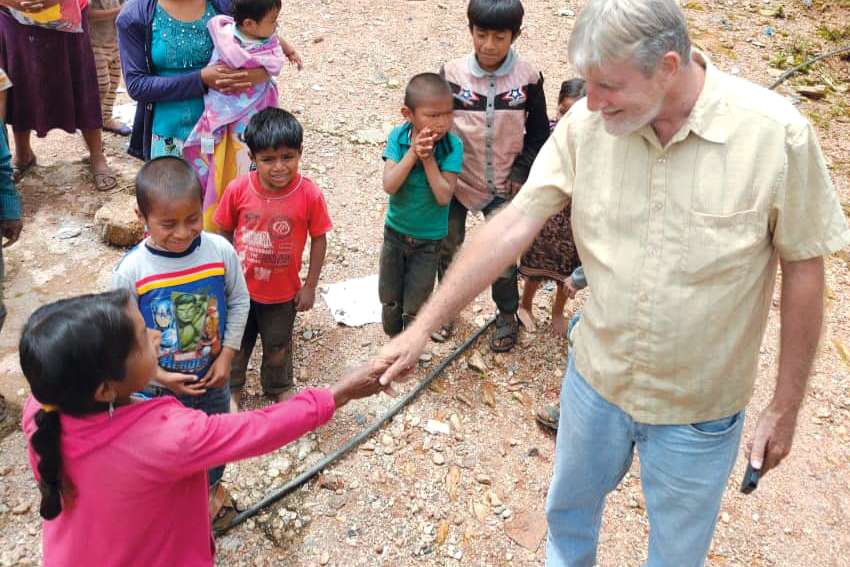 Mike MacDonald of the Diocese of Calgary’s Mission Mexioc greets Mexican children.