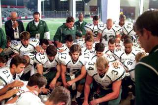 When the Game Stands Tall is a sports film that will appeal even to non-sports fans. It tells the story of De La Salle High School Spartans and its coach, Bob Ladouceur, and how he helps prepare his teen players for life in the real world beyond high school.