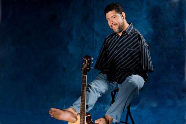 Guitarist Tony Melendez brings his message of hope to Toronto Oct. 24.