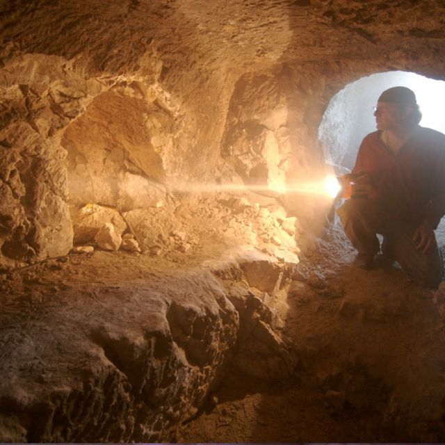 Simcha Jacobovici examines a 1st century burial tomb in documentary &quot;The Jesus Discovery&quot;.