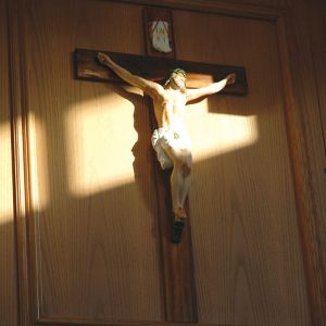 A crucifix in the halls of government does not mean the municipality is under “the yoke of the Catholic religion,” a Quebec judge ruled. 