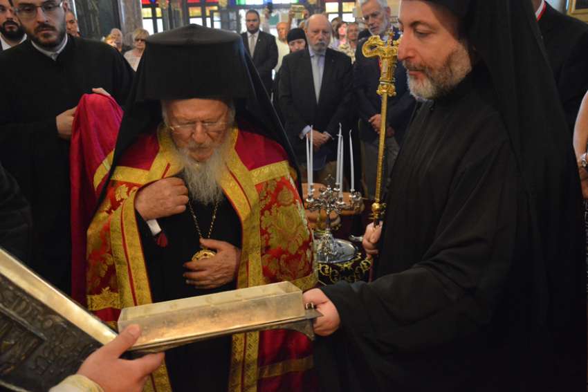 Overfrakke Seneste nyt billede Pope Francis explains giving St. Peter's relics to Orthodox