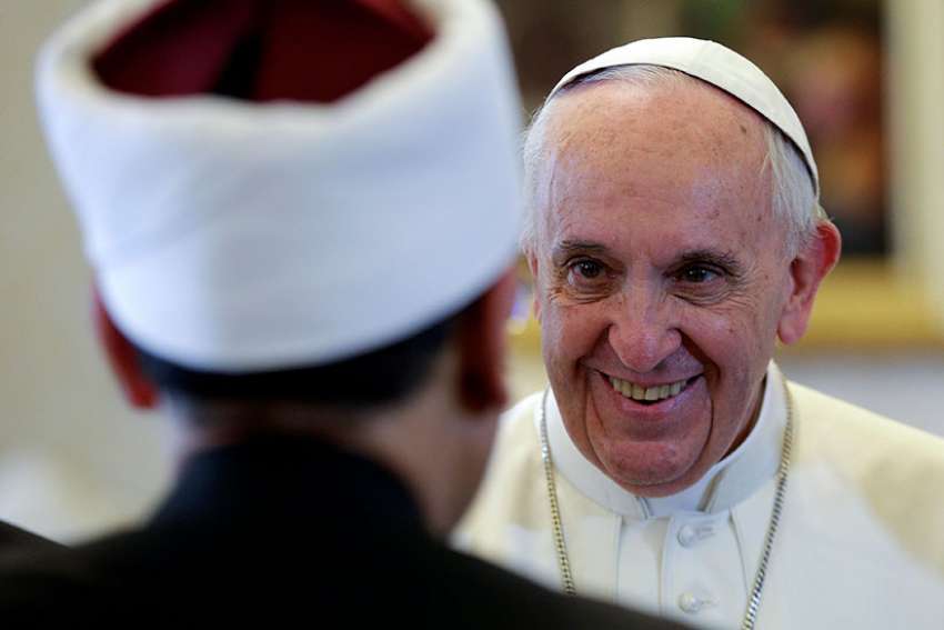 Pope Francis greets Ahmad el-Tayeb, grand imam of Egypt&#039;s al-Azhar mosque and university, during a private meeting at the Vatican May 23, 2016. It was announced that Pope Francis will be going to Egypt April 28-29.
