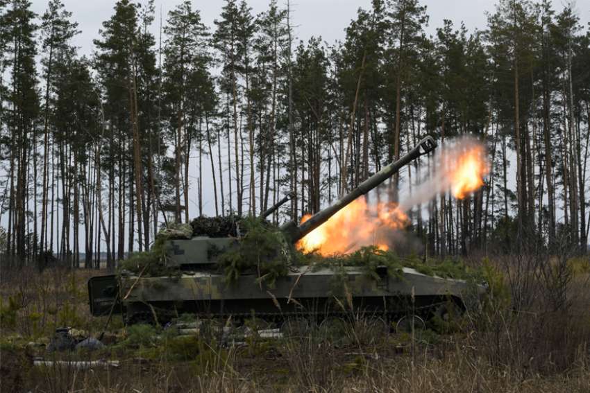 Ukrainian armed forces self-propelled howitzers fire at positions near Makariv, Ukraine, March 6, 2022, during Russia&#039;s invasion of Ukraine.