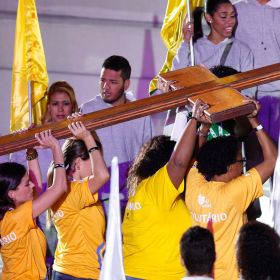 Young people carry the World Youth Day cross during the event&#039;s opening ceremony on Copacabana beach in Rio de Janeiro July 23.