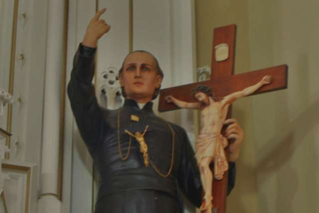 St. Gaspar del Bufalo, immortalized in a statue, liberated the papal states of northern Italy from the briganti, or bandits, who took over following Napoleon’s declaration of a republic, armed with only a cross and by preaching about the precious blood of Jesus.