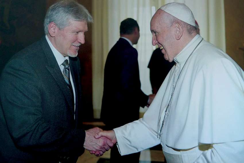 Carl Hétu shakes hands with Pope Francis. 