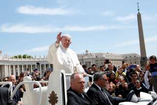 Pope Francis greets the crowd during his general audience in St. Peter&#039;s Square at the Vatican May 8, 2019. 