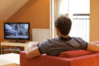 Young adults who watch TV for long periods of time with little physical activity could lead to worse cognitive functions as they go into their midlives, according to a San Francisco-based institute.