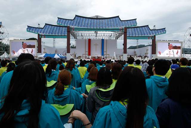Pope Francis leads the Lord&#039;s Prayer as he celebrates the closing Mass of the sixth Asian Youth Day at Haemi Castle in Haemi, South Korea, Aug. 17.
