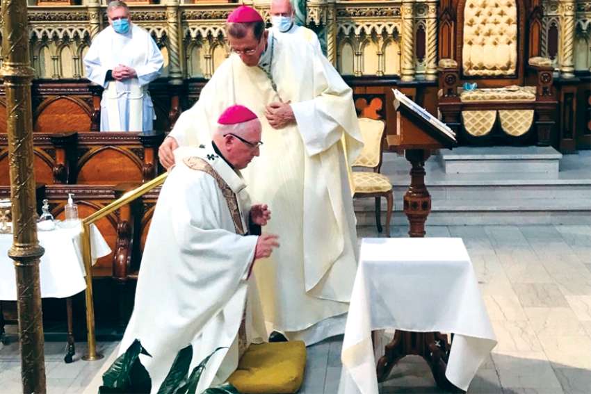 On July 31, 2020, Archbishop Luigi Bonazzi, then Canada’s Apostolic Nuncio, imposes Pallium on then Archbishop of Ottawa-Cornwall Terrence Prendergast.