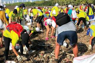 WYD volunteers help clean up Costa del Este beach in Panama. 