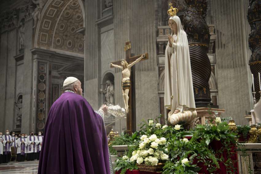 Pope Francis burns incense in front of a Marian statue after consecrating the world and, in particular, Ukraine and Russia to the Immaculate Heart of Mary during a Lenten penance service in St. Peter&#039;s Basilica at the Vatican March 25, 2022.