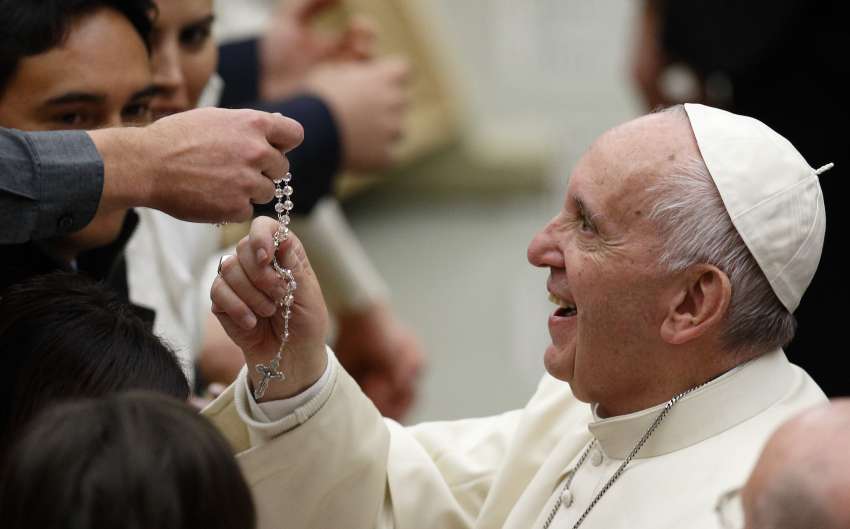 Pope Francis touches a rosary during his general audience in Paul VI hall at the Vatican 2016.